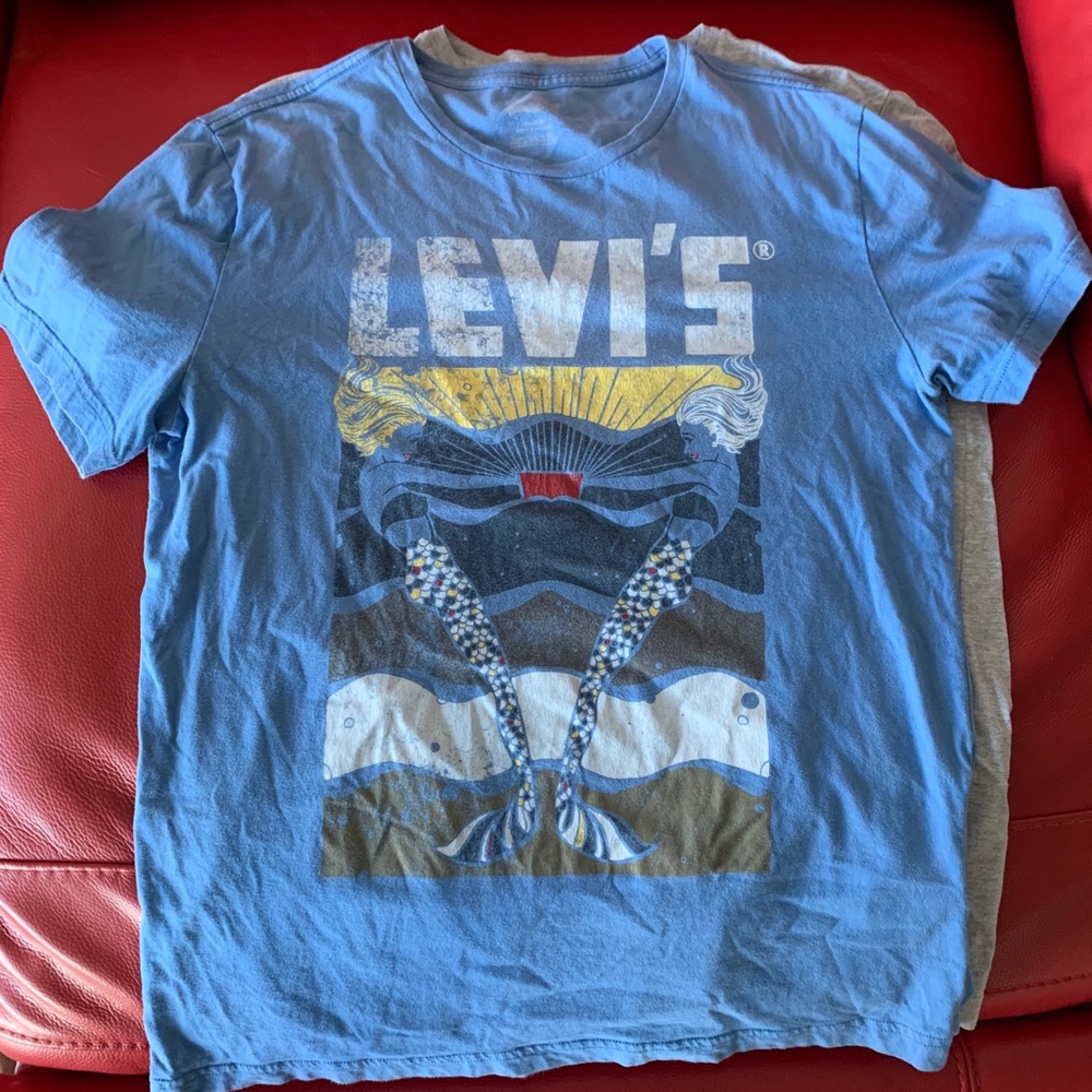 set of 2 Levi’s t shirts